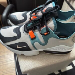 Nike Air Max Infinity with Teal and Orange Accents
Big Boy 6.5Y(No 📦 box)